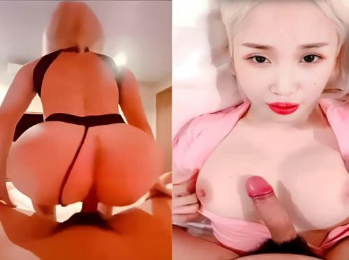 아름다운 Duong Nguyet Cam은 거시기를 빨고 말을 탄다.