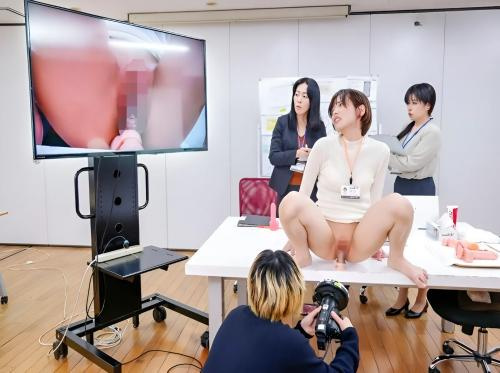 Sexy Angestellte masturbiert direkt im Büro