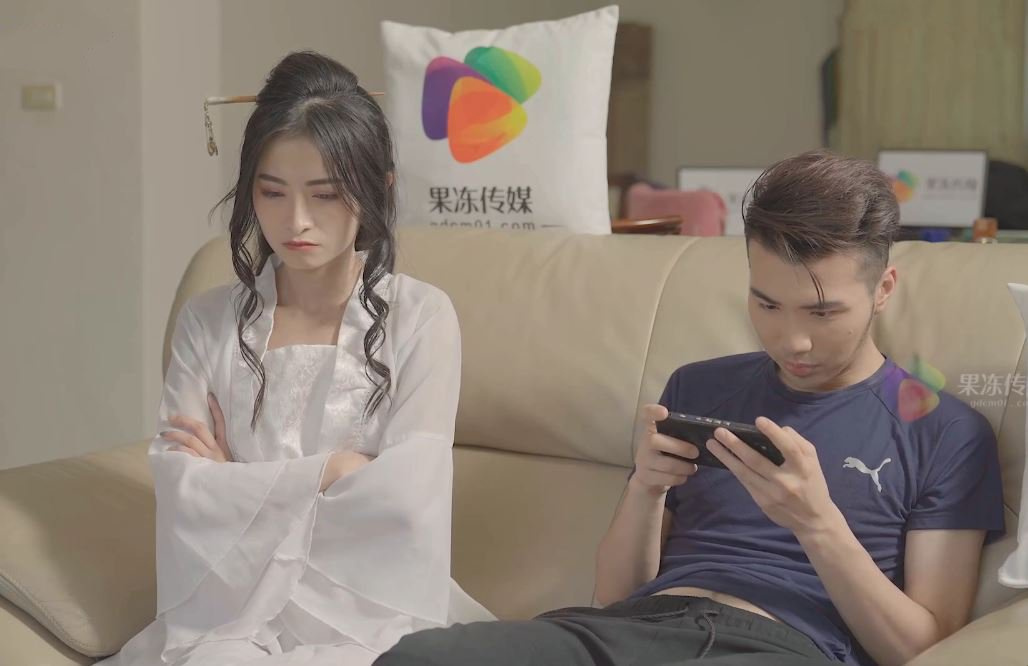 La Sra. Hang está aburrida de que su novio busque un chico con quien follarla